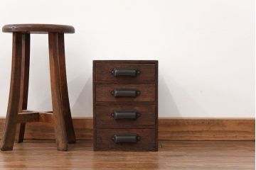 アンティーク家具　アンティーク 古い木の四段小引き出し