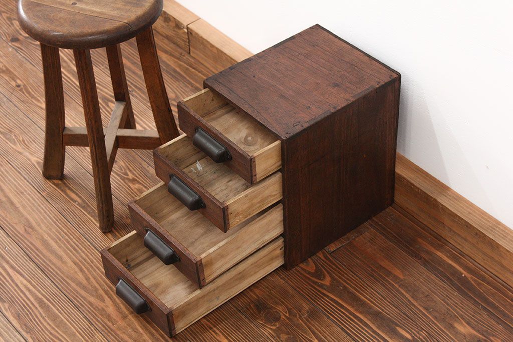 アンティーク家具　アンティーク 古い木の四段小引き出し