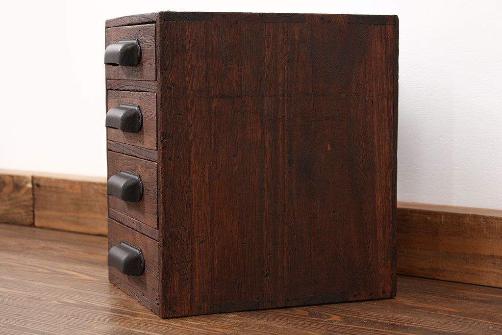 アンティーク家具　アンティーク 古い木の四段小引き出し