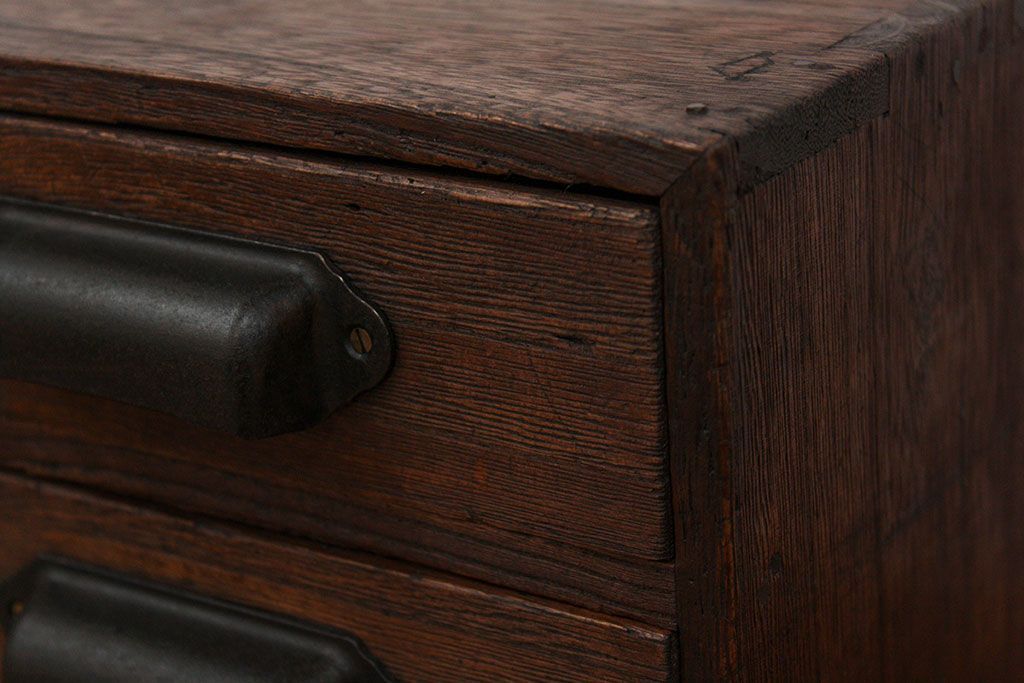 アンティーク家具　アンティーク 古い木の四段小引き出し
