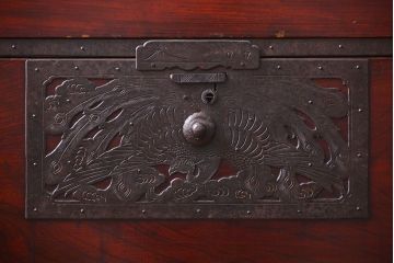 アンティーク家具　古民具・骨董 観音開き戸付きの変わり型　前面欅材佐渡箪笥(八幡箪笥)