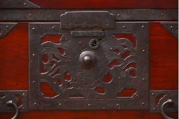 アンティーク家具　古民具・骨董 観音開き戸付きの変わり型　前面欅材佐渡箪笥(八幡箪笥)