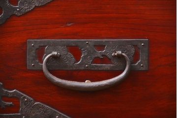 アンティーク家具　古民具・骨董 観音開き戸付きの変わり型　前面欅材佐渡箪笥(八幡箪笥)