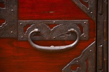 アンティーク家具　古民具・骨董 観音開き戸付きの変わり型　前面欅材佐渡箪笥(八幡箪笥)