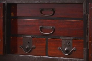 アンティーク家具　古民具・骨董 観音開き戸付きの変わり型　前面欅材佐渡箪笥(八幡箪笥)