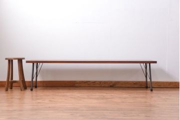 和製アンティーク　天板一枚板　使い込まれた古材天板の鉄脚テーブル(作業台、センターテーブル、店舗什器)(R-013467)