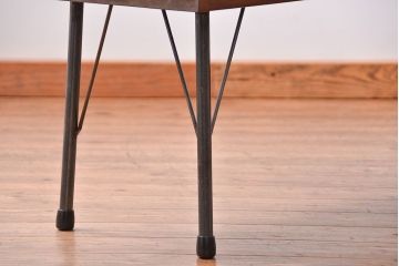 和製アンティーク　天板一枚板　使い込まれた古材天板の鉄脚テーブル(作業台、センターテーブル、店舗什器)(R-013467)