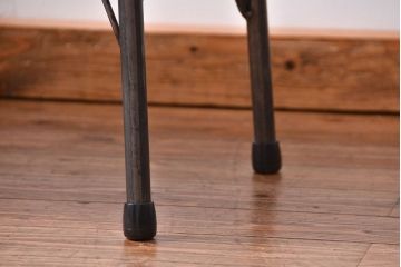 和製アンティーク　天板一枚板　使い込まれた古材天板の鉄脚テーブル(作業台、センターテーブル、店舗什器)(R-013467)