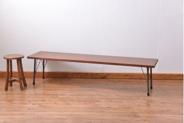 和製アンティーク　天板一枚板　使い込まれた古材天板の鉄脚テーブル(作業台、センターテーブル、店舗什器)(R-013467)