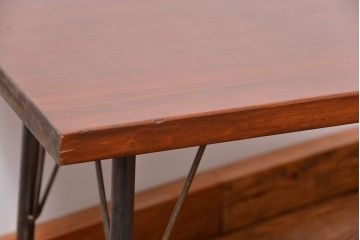 和製アンティーク　天板一枚板　使い込まれた古材天板の鉄脚テーブル(作業台、センターテーブル、店舗什器)(R-013467)