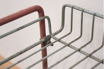 レトロ家具　昭和レトロ 古い商店の小さなアイアンラック(飾り棚、陳列棚)