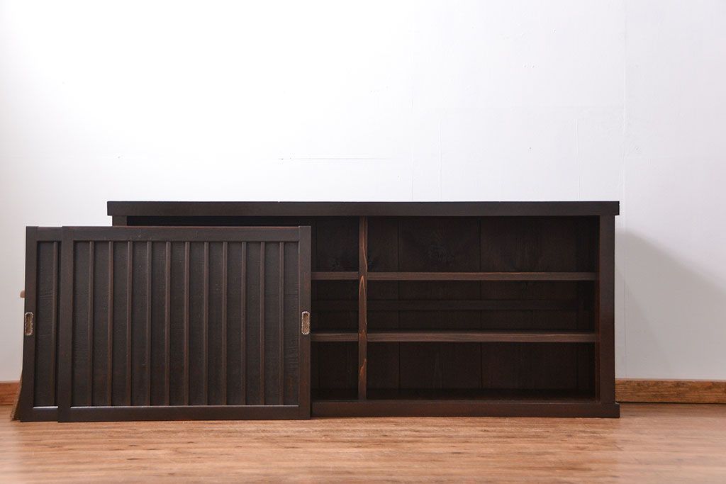 アンティーク家具　古民具・骨董 味わい深い縦桟引き戸の収納箪笥　サイドボード(下駄箱、水屋箪笥)