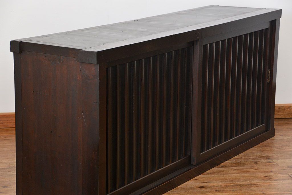 アンティーク家具　古民具・骨董 味わい深い縦桟引き戸の収納箪笥　サイドボード(下駄箱、水屋箪笥)