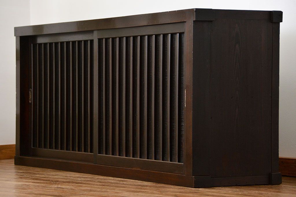 アンティーク家具　古民具・骨董 味わい深い縦桟引き戸の収納箪笥　サイドボード(下駄箱、水屋箪笥)