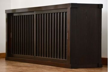 アンティーク家具　古民具・骨董 味わい深い縦桟引き戸の収納箪笥　サイドボード(下駄箱、水屋箪笥)