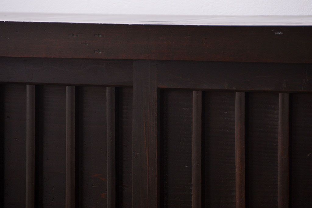 アンティーク家具　古民具・骨董 味わい深い縦桟引き戸の収納箪笥　サイドボード(下駄箱、水屋箪笥)