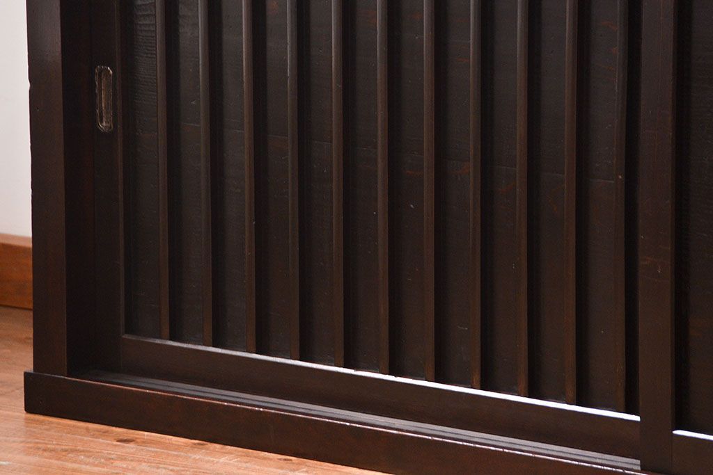 アンティーク家具　古民具・骨董 味わい深い縦桟引き戸の収納箪笥　サイドボード(下駄箱、水屋箪笥)