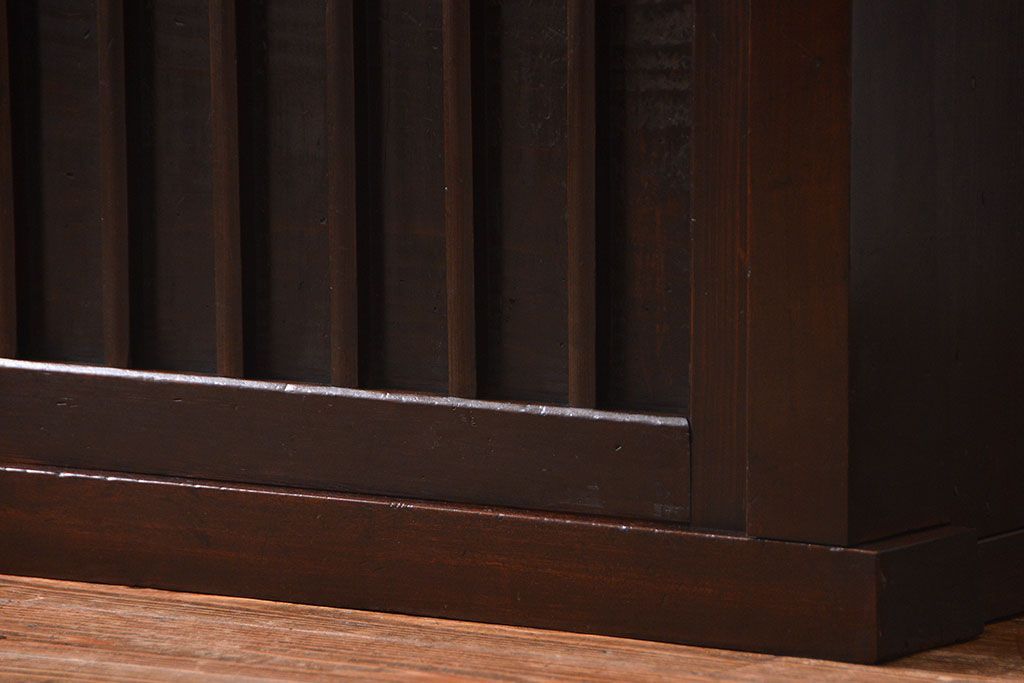 アンティーク家具　古民具・骨董 味わい深い縦桟引き戸の収納箪笥　サイドボード(下駄箱、水屋箪笥)