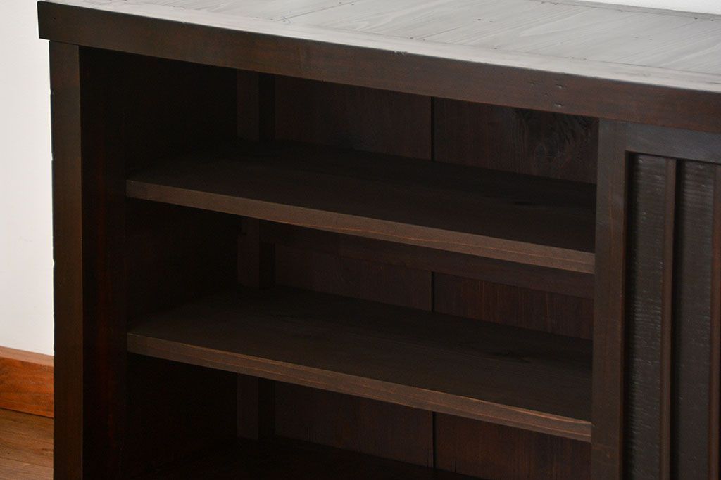 アンティーク家具　古民具・骨董 味わい深い縦桟引き戸の収納箪笥　サイドボード(下駄箱、水屋箪笥)