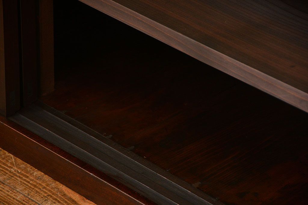 アンティーク家具　古民具・骨董 味わい深い縦桟引き戸の収納箪笥　サイドボード(下駄箱、水屋箪笥)