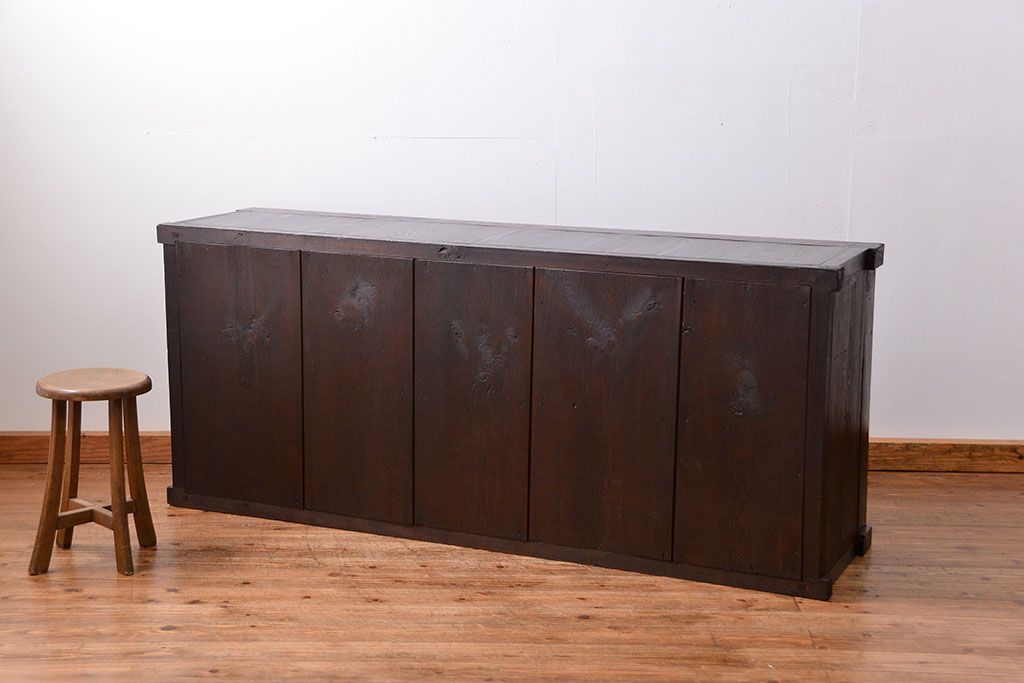 アンティーク家具　古民具・骨董 味わい深い縦桟引き戸の収納箪笥　サイドボード(下駄箱、水屋箪笥)