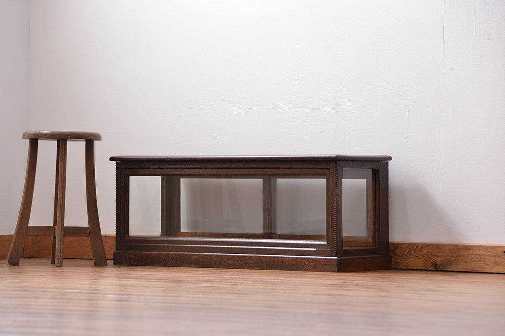 アンティーク家具　アンティーク 古いタバコ屋の小振りな横長ガラスケース(収納棚、ローボード、飾り棚)