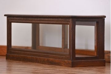 アンティーク家具　アンティーク 古いタバコ屋の小振りな横長ガラスケース(収納棚、ローボード、飾り棚)