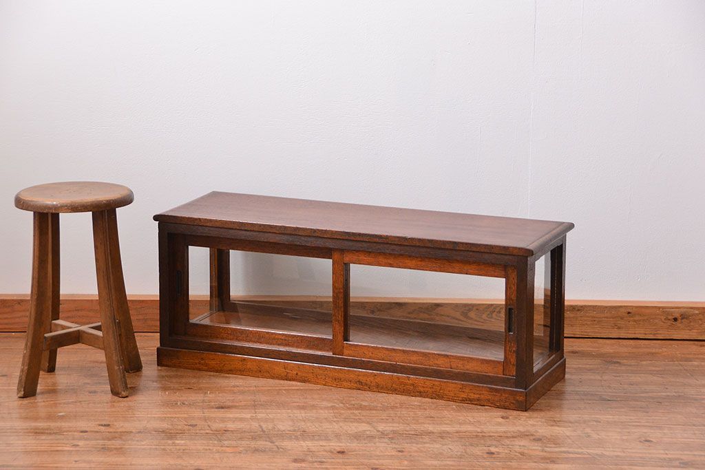 アンティーク家具　アンティーク 古いタバコ屋の小振りな横長ガラスケース(収納棚、ローボード、飾り棚)