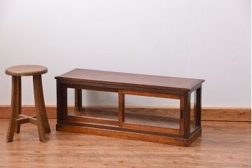 アンティーク家具　アンティーク 古いタバコ屋の小振りな横長ガラスケース(収納棚、ローボード、飾り棚)