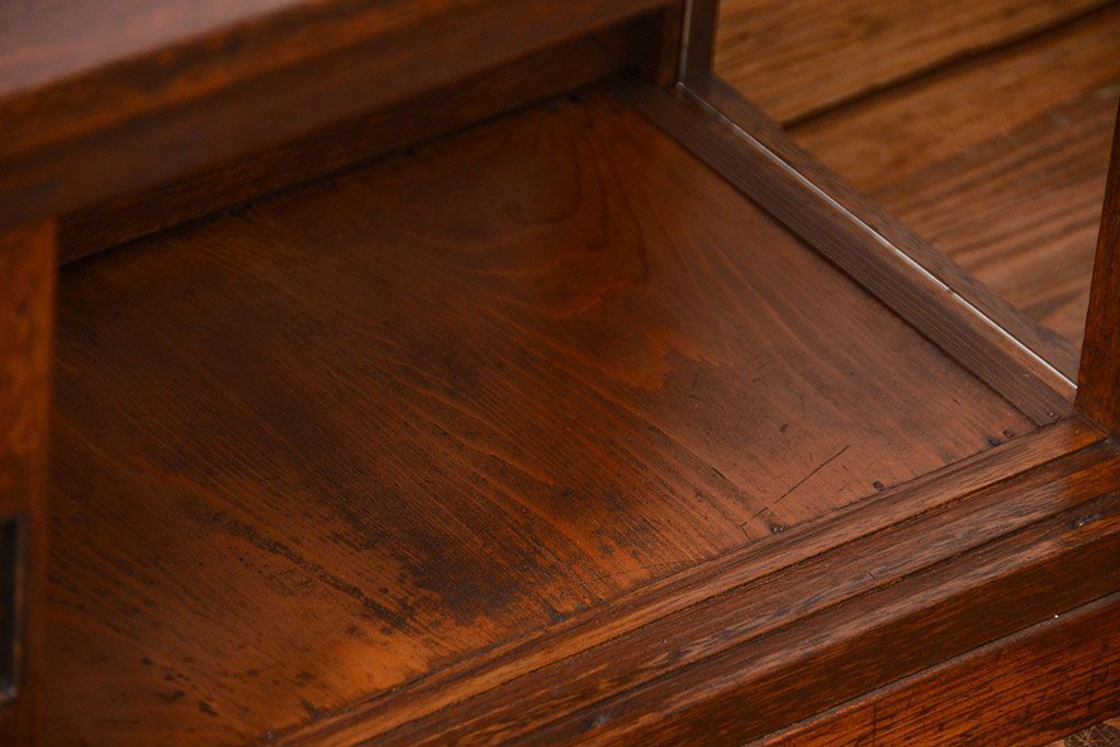 アンティーク家具　アンティーク 古いタバコ屋の小振りな横長ガラスケース(収納棚、ローボード、飾り棚)