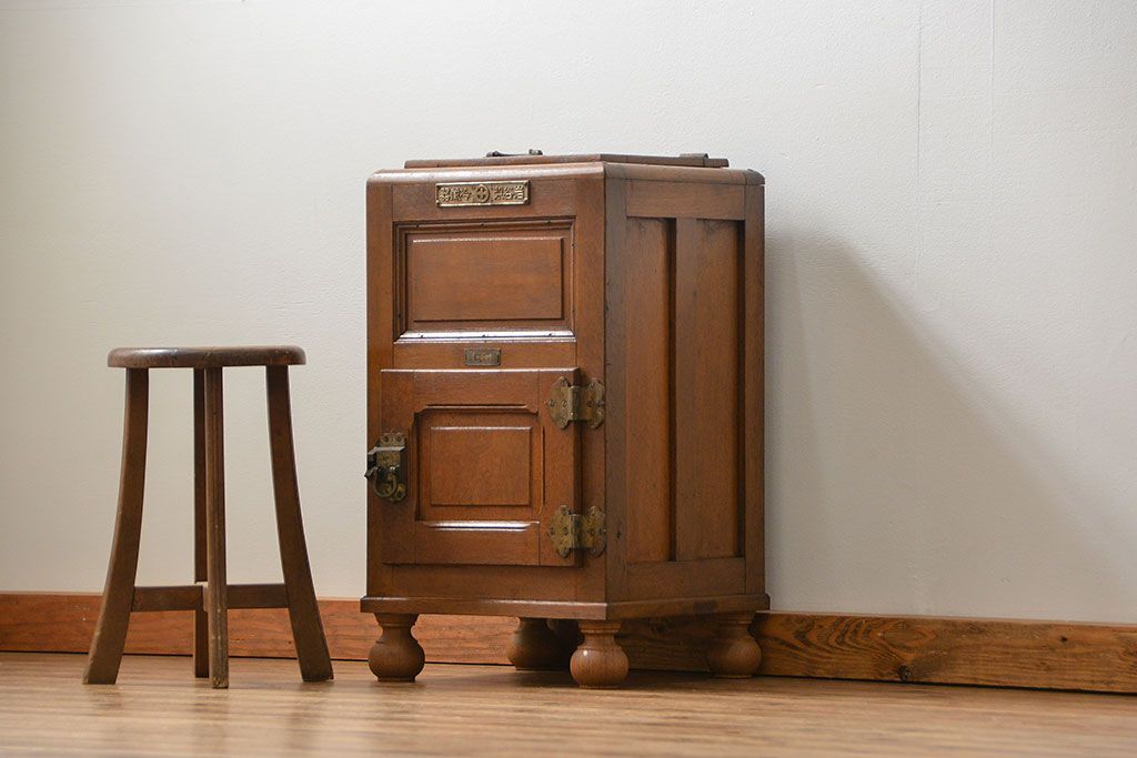 アンティーク家具　アンティーク かわいらしい　小さな変わり型冷蔵庫(収納棚)