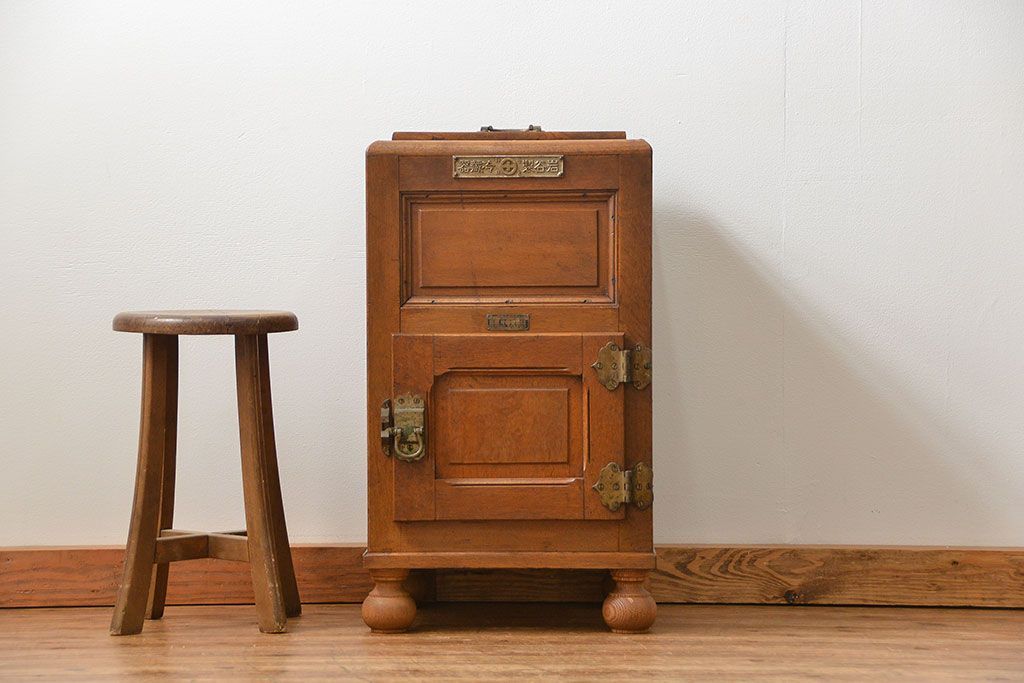 アンティーク家具　アンティーク かわいらしい　小さな変わり型冷蔵庫(収納棚)