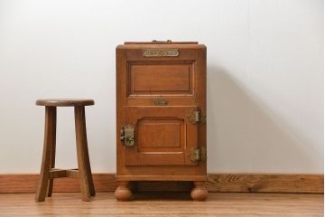 アンティーク家具　アンティーク かわいらしい　小さな変わり型冷蔵庫(収納棚)