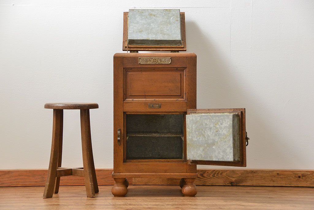 アンティーク家具　アンティーク かわいらしい　小さな変わり型冷蔵庫(収納棚)