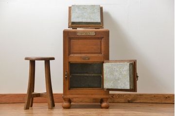アンティーク家具　アンティーク かわいらしい　小さな変わり型冷蔵庫(収納棚)