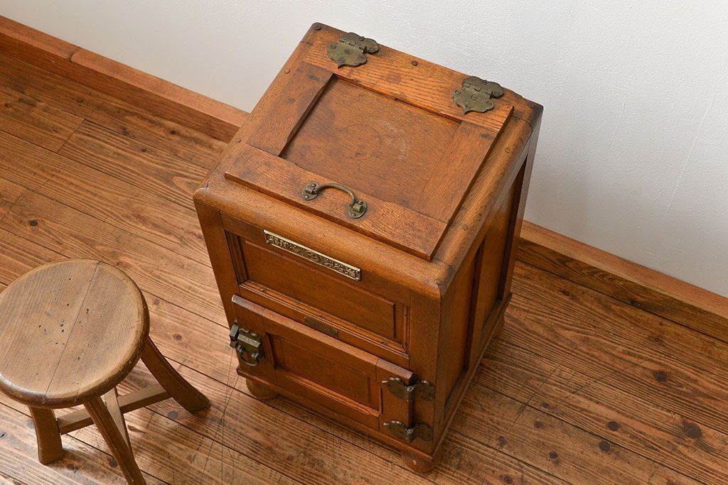 アンティーク家具　アンティーク かわいらしい　小さな変わり型冷蔵庫(収納棚)