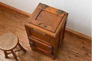 アンティーク家具　アンティーク かわいらしい　小さな変わり型冷蔵庫(収納棚)