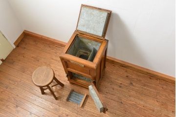 アンティーク家具　アンティーク かわいらしい　小さな変わり型冷蔵庫(収納棚)