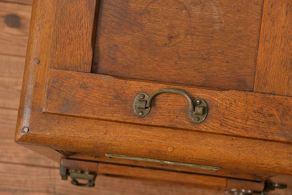 アンティーク家具　アンティーク かわいらしい　小さな変わり型冷蔵庫(収納棚)