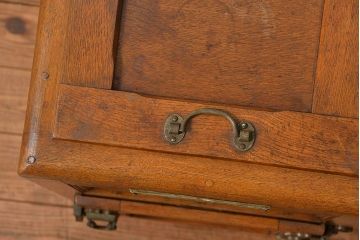 アンティーク家具　アンティーク かわいらしい　小さな変わり型冷蔵庫(収納棚)