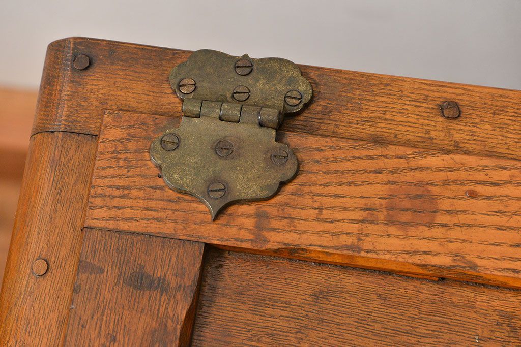 アンティーク家具　アンティーク かわいらしい　小さな変わり型冷蔵庫(収納棚)