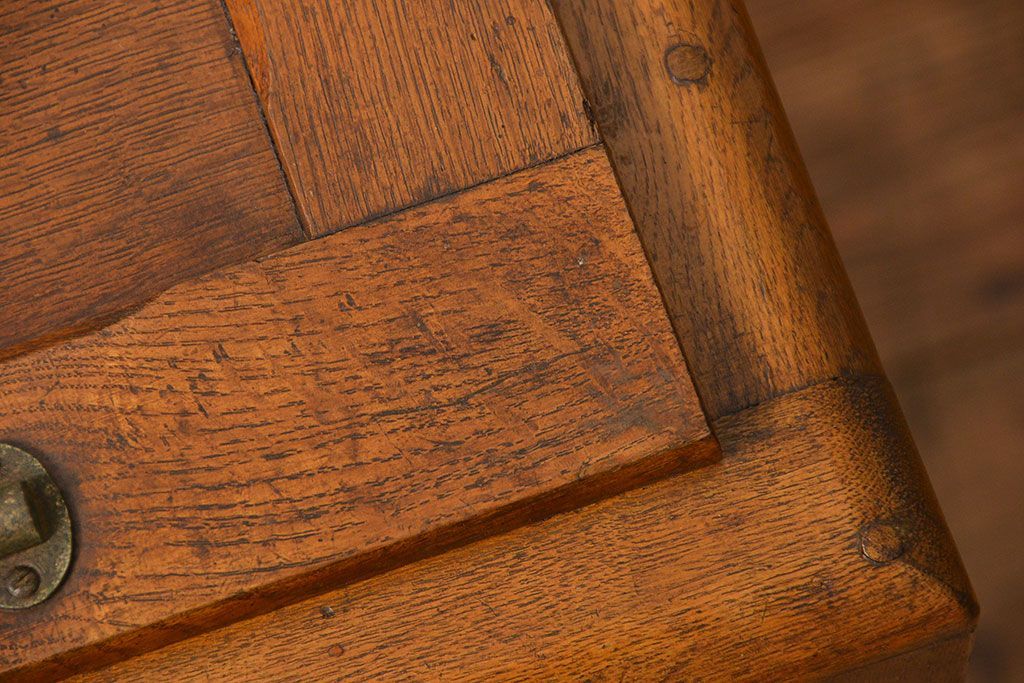 アンティーク家具　アンティーク かわいらしい　小さな変わり型冷蔵庫(収納棚)