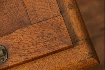 アンティーク家具　アンティーク かわいらしい　小さな変わり型冷蔵庫(収納棚)