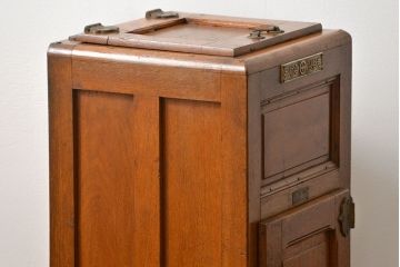 アンティーク家具　アンティーク かわいらしい　小さな変わり型冷蔵庫(収納棚)