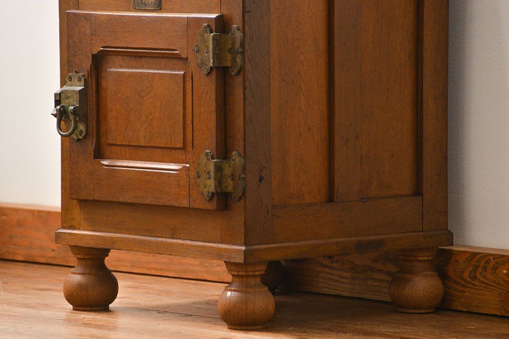 アンティーク家具　アンティーク かわいらしい　小さな変わり型冷蔵庫(収納棚)