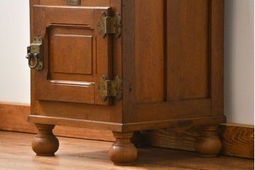 アンティーク家具　アンティーク かわいらしい　小さな変わり型冷蔵庫(収納棚)