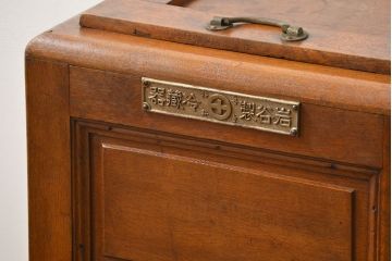 アンティーク家具　アンティーク かわいらしい　小さな変わり型冷蔵庫(収納棚)