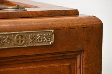 アンティーク家具　アンティーク かわいらしい　小さな変わり型冷蔵庫(収納棚)