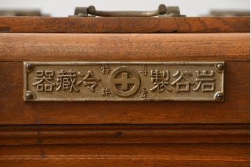 アンティーク家具　アンティーク かわいらしい　小さな変わり型冷蔵庫(収納棚)