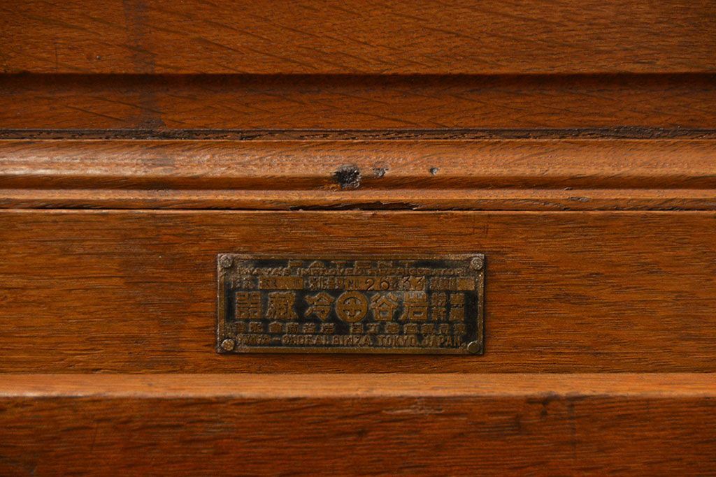 アンティーク家具　アンティーク かわいらしい　小さな変わり型冷蔵庫(収納棚)